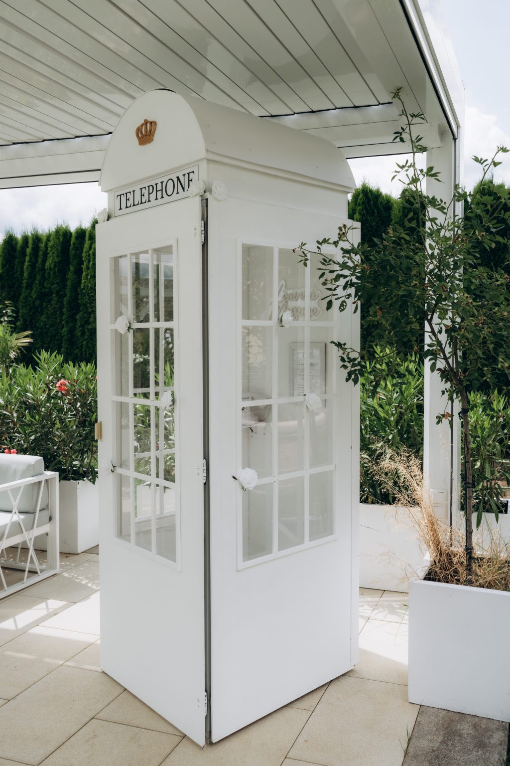 Weiße Telefonzelle als Audiogästebuch für Hochzeiten