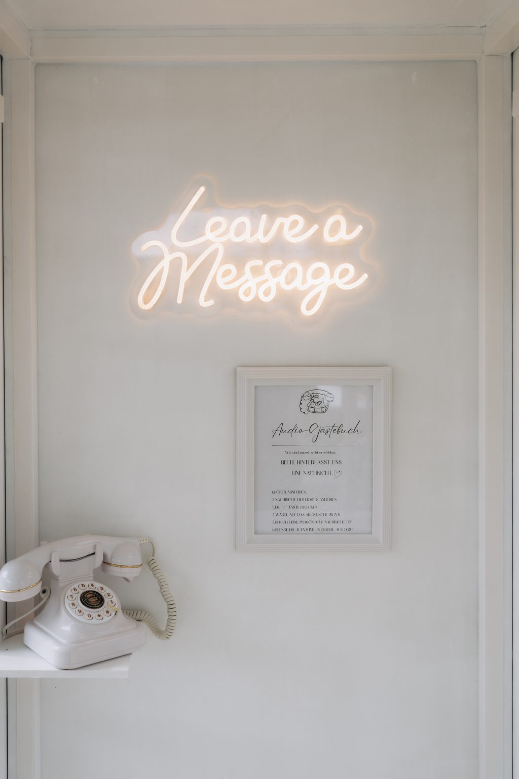 Innenansicht der Telefonzelle mit Audiogästebuch