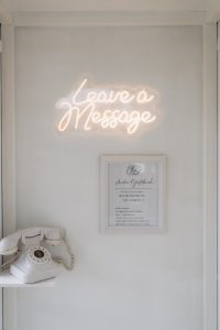 Innenansicht der Telefonzelle mit Audiogästebuch