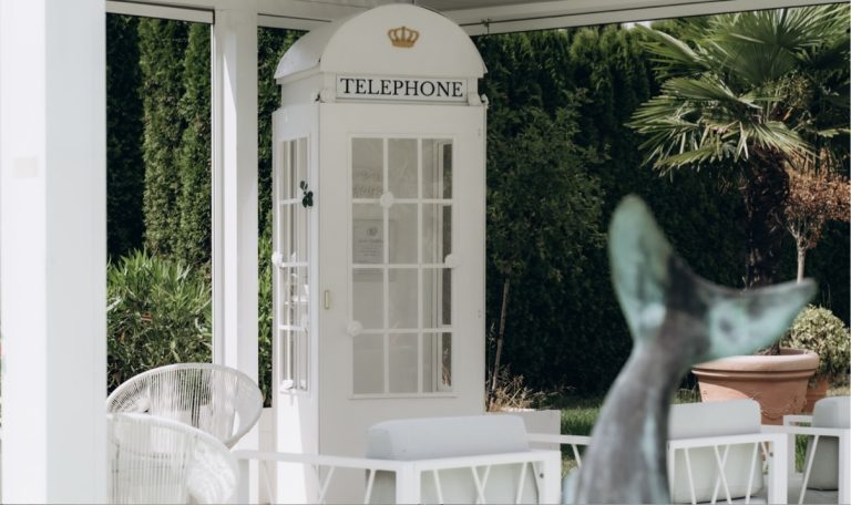 Audiogästebuch mit Telefonzelle auf einer Hochzeit mit Terasse