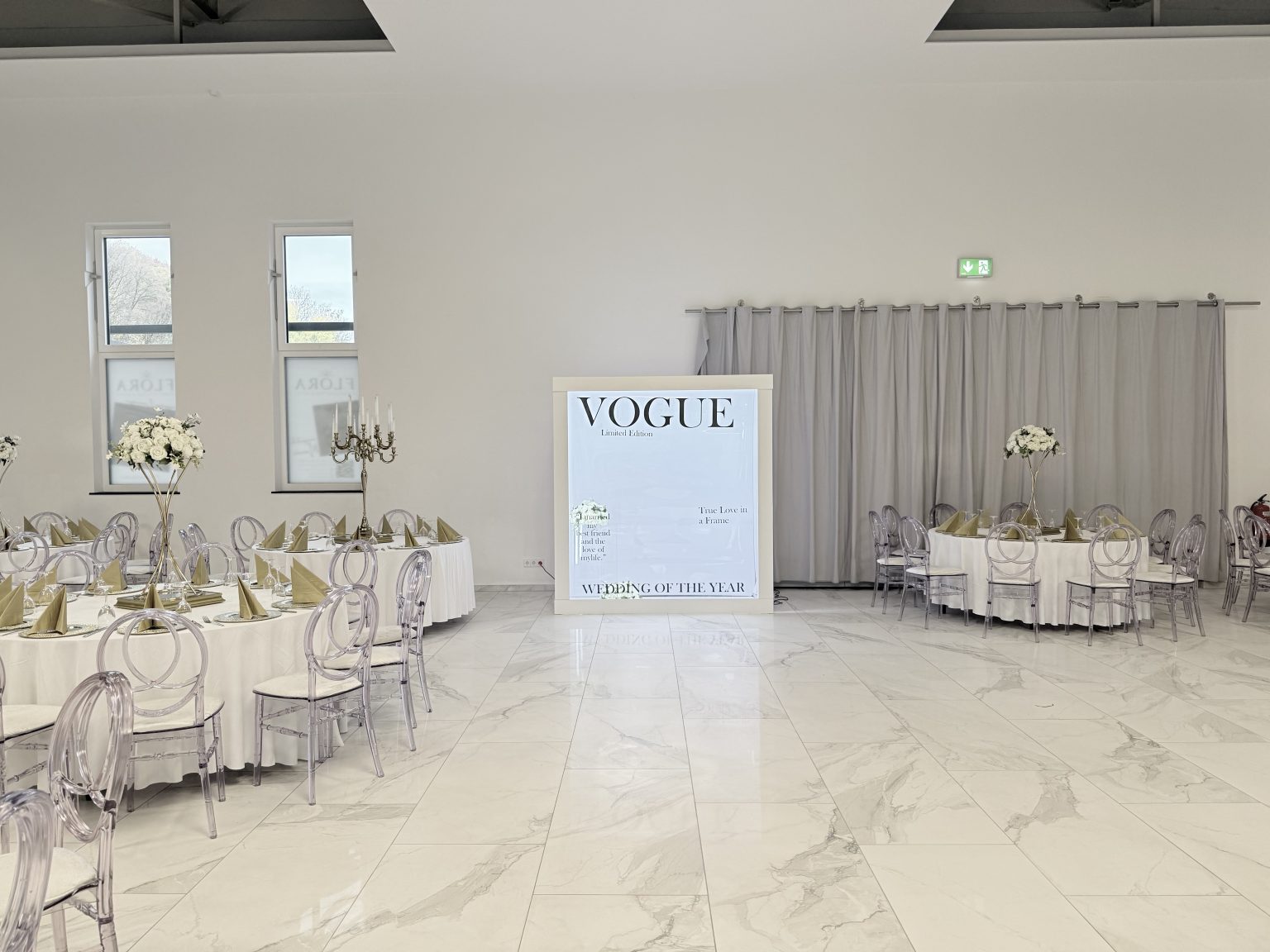 Magazine Fotobox als elegantes Design-Element in moderner Hochzeitslocation