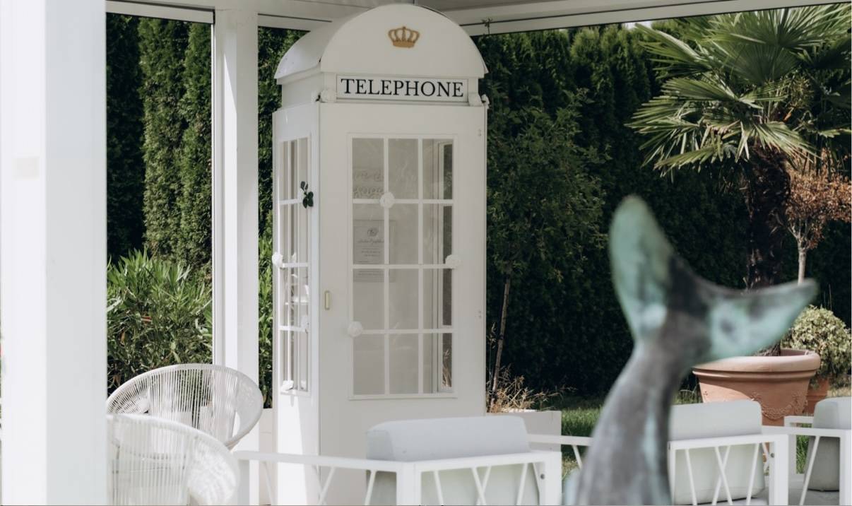 Elegante weiße Hochzeits-Telefonzelle von WeddingCall – Audio Gästebuch zum Mieten für Hochzeiten in Stuttgart und ganz Baden-Württemberg